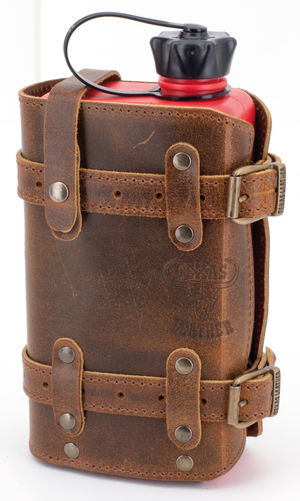 Soportes para botella de combustible Texas Leather instalados en motocicleta
