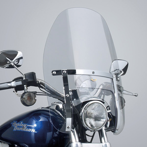 Pantalla de marco estrecho National Cycle instalada en motocicleta Harley-Davidson