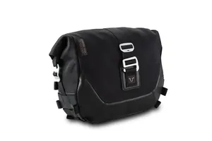 Bolsa lateral izquierda Legend Gear LC1 edición Black montada en motocicleta