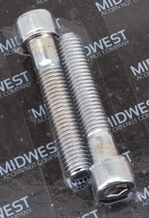 Kit de tornillos cromados para Harley-Davidson sobre fondo blanco