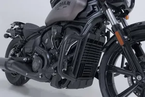 Defensa de motor negra instalada en motocicleta Harley-Davidson