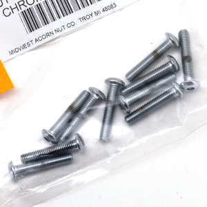 Vista cenital de un surtido de tornillos Allen con cabeza botón de acabado cromado brillante