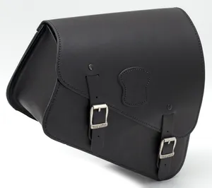 Bolsa de cuero negra montada en el chasis lateral de una motocicleta Sportster con soporte para botella