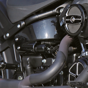 Par de amortiguadores traseros Bitubo instalados en chasis Softail Harley-Davidson