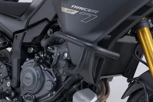 Defensa de motor instalada en el bloque de una motocicleta Harley-Davidson