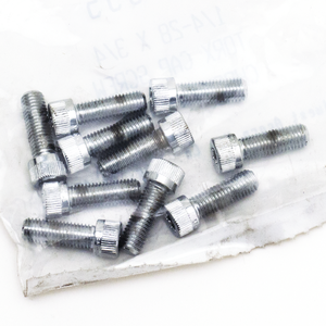 Vista cenital de un surtido de tornillos con cabeza hexagonal interna Torx y acabado cromado brillante