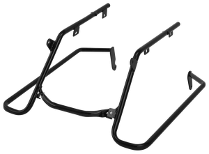 Par de soportes metálicos para alforjas Hard Bag instalados en una motocicleta Harley-Davidson Softail