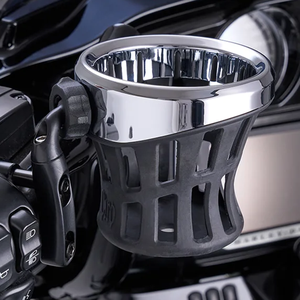 Portavasos Ciro instalado en el manillar de una motocicleta custom