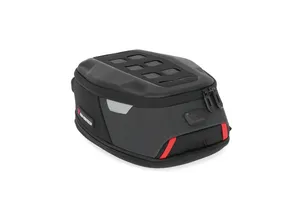 Bolsa de depósito PRO Daypack de 5-8 litros instalada en un depósito de motocicleta