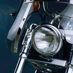 Pantalla de marco estrecho National Cycle instalada en motocicleta Harley-Davidson