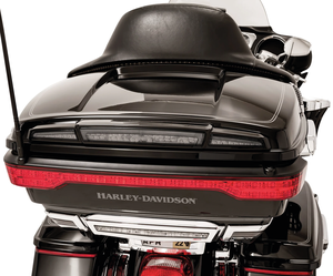 Kit de luces de raya LightStrike Ciro instalado en maletero superior Tour-Pak