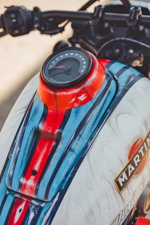 Tapa de cuadro negra Cult-Werk RH975 instalada en Harley Nightster