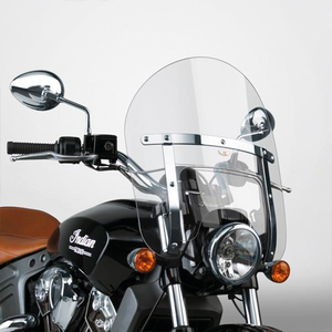 Pantalla de marco estrecho National Cycle instalada en motocicleta Harley-Davidson