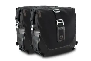 Sistema de alforjas laterales Legend Gear LC2 Black Edition montado en motocicleta