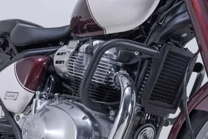 Defensa de motor negra instalada en motocicleta Harley-Davidson