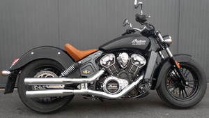 Par de silenciosos variables MCJ montados en Indian Scout