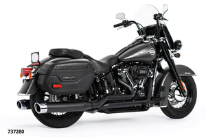 Sistema de escape doble tipo True Dual de la marca Combat instalado en una motocicleta