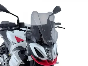 Cúpula transparente Tuono 457 instalada en motocicleta Harley Touring