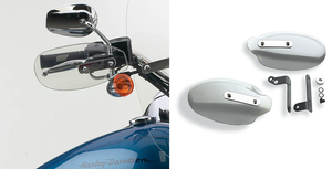 Deflectores de mano National Cycle instalados en el manillar de una motocicleta