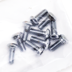 Vista cenital de un surtido de tornillos Torx con cabeza botón y acabado cromado brillante