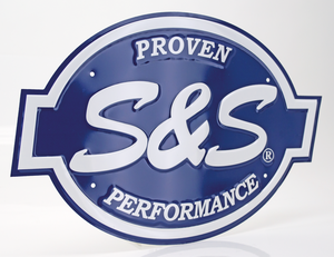 Logo en metal de la marca S&S para motocicletas custom americanas