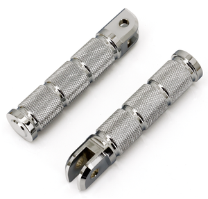 Reposapias trasero para conductor instalado en motocicleta Harley-Davidson Softail