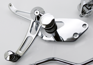 Kit de controles en aluminio avanzado instalado en manillar de Harley-Davidson Dyna