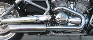 Tubos de escape ajustables MCJ instalados en motocicleta Harley-Davidson V-Rod