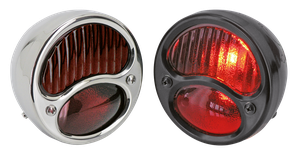 Luz trasera estilo Ford instalada en la parte trasera de una motocicleta Harley-Davidson