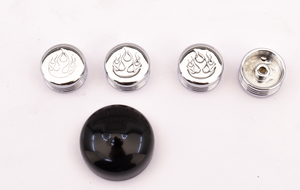 Conjunto de tapas plásticas negras para tornillos hexagonal, Allen y cabeza cónica sobre fondo blanco