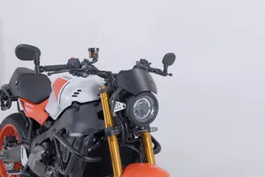 Parabrisas transparente para motocicleta Yamaha instalado en el manillar