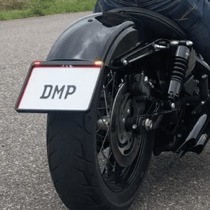 Par de soportes de matrícula DMP en negro para motocicleta Harley-Davidson