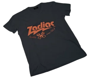 Camiseta negra con el logo blanco de Zodiac Custom Products en el pecho
