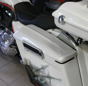 Tomas de alforjas de fibra de vidrio negras para Harley Touring con tapas de montaje