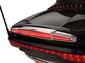 Kit de luces de raya LightStrike Ciro instalado en maletero superior Tour-Pak