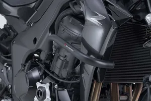 Barra de protección metálica instalada en el lateral de una motocicleta Harley-Davidson
