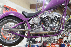 Sistema de escape cónico instalado en motocicleta Harley-Davidson Softail