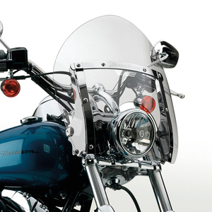 Parabrisas corto desmontable National Cycle Switchblade instalado en motocicleta