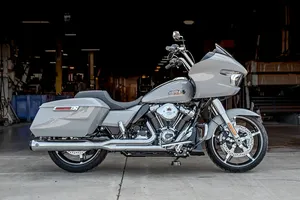 Sistema de escape 2 en 1 GNX negro instalado en motocicleta Harley-Davidson