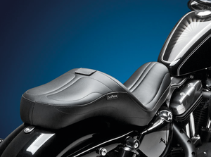 Asiento Le Pera Maverick negro con respaldo trasero instalado en motocicleta Sportster