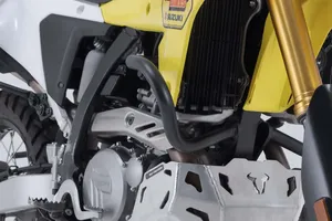 Barra de protección metálica instalada en el lateral de una motocicleta Harley-Davidson