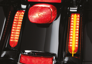 Paneles de relleno iluminados para alforjas Ciro instalados en lateral de moto
