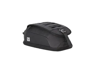 Bolsa de depósito Legend Gear LT4 instalada en el tanque de gasolina de una motocicleta