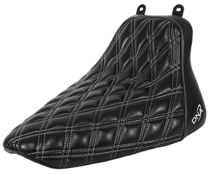 Asiento individual negro DNA montado en una motocicleta Harley-Davidson Softail