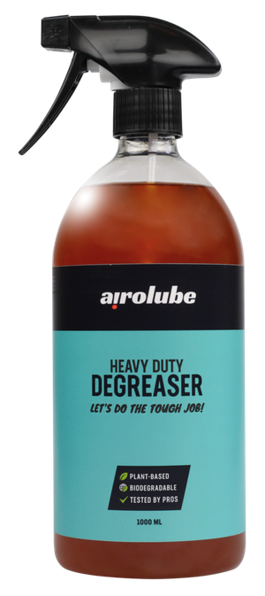 Botella de desengrasante AiroLube lista para usar en mantenimiento de motos