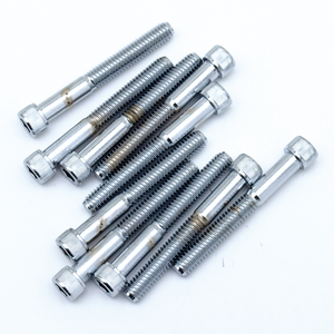 Tornillos Allen cromados de grado 8 apilados