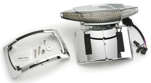 Luz trasera Ciro Latitude Lightstrike con soporte de matrícula instalado en moto turismo