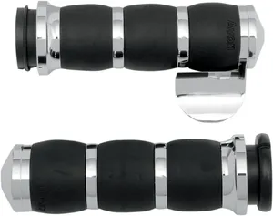 Par de puños negros Velvet Air 3-Ring con costuras decorativas sobre fondo blanco