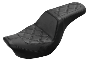 Asiento 2-up negro C.C. Rider instalado en motocicleta Harley-Davidson Dyna
