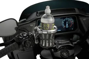 Portabebidas Gen 2 instalado en manillar de motocicleta Harley-Davidson color negro